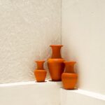 Terrakotta-Regale, die kühlen: Poröse Keramikmöbel mit passiver Luftbefeuchtung für urbane Räume