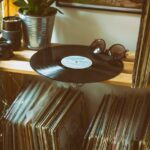 Das Helmholtz-Bücherregal: Unsichtbare Bassfalle als Designmöbel fürs Wohnzimmer