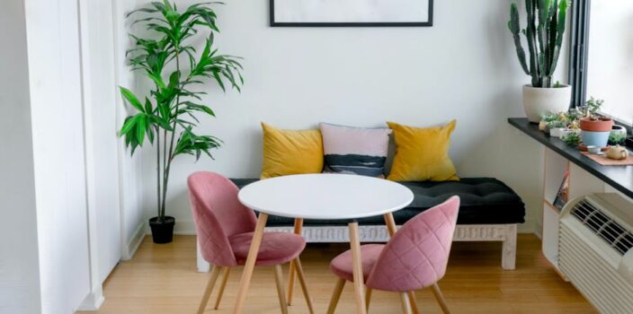 Thermoaktive Lehmmöbel mit PCM: Unsichtbare Wärmespeicher für Wohnzimmer und Homeoffice