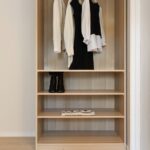 Der selbsttrocknende Kleiderschrank 2.0: Zeolith-Module mit USB‑C-Regeneration gegen Feuchte und Gerüche
